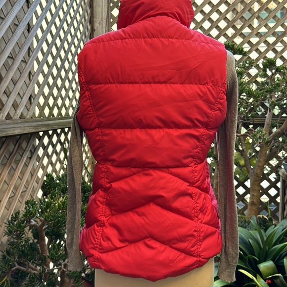 J. CREW Down Vest, Size Small.  Zipper and Snaps. 2 side snap pockets. VGUC - Picture 2 of 9